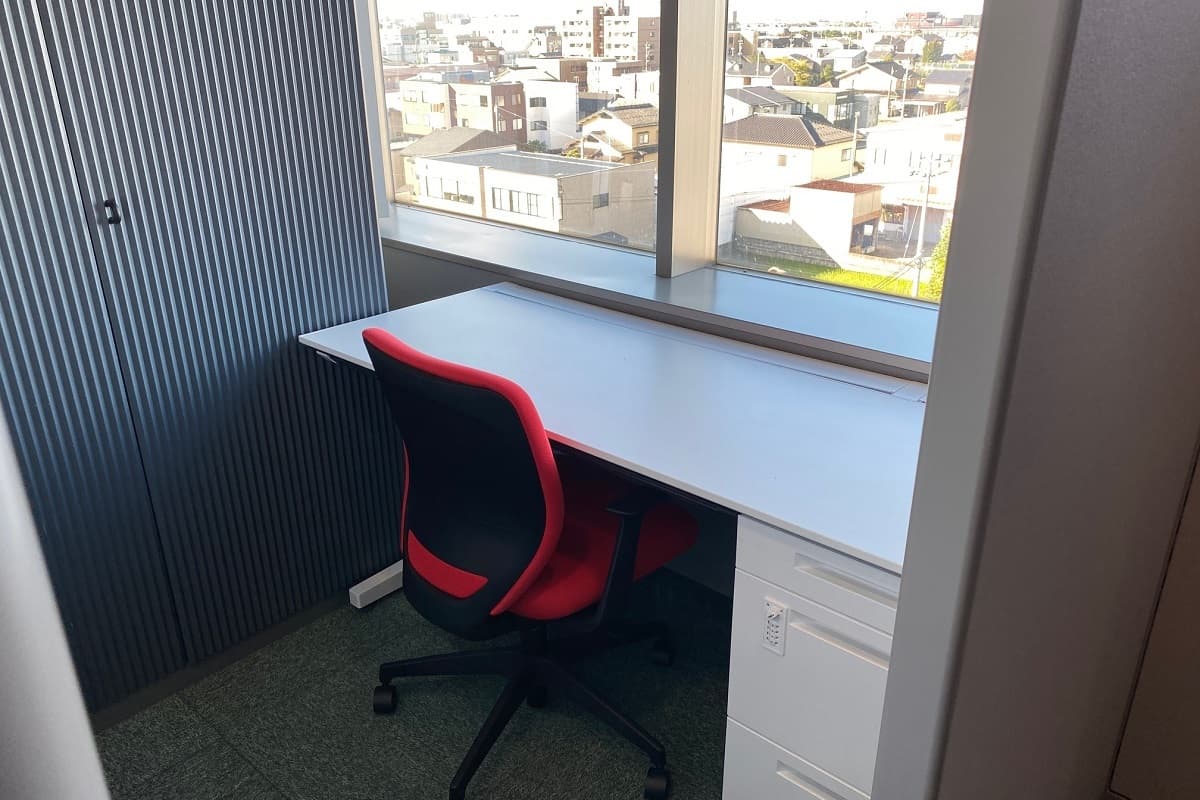専用デスク_フロアには広めの窓がついており、採光も抜群です。