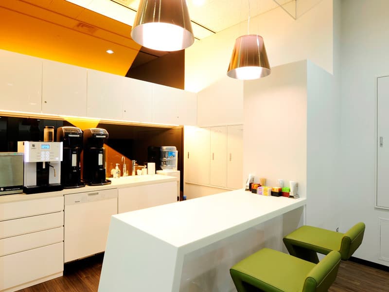 ラウンジ_コーヒーメーカーやシンクがあるので軽食やコーヒーブレイクが楽しめます©Regus