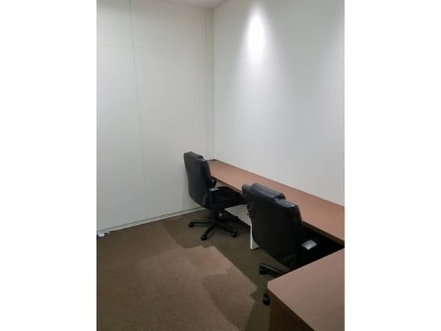個室_LAN設備、備付オフィス家具を完備しているため初期費用を抑えたい方にとって嬉しいオフィスです。