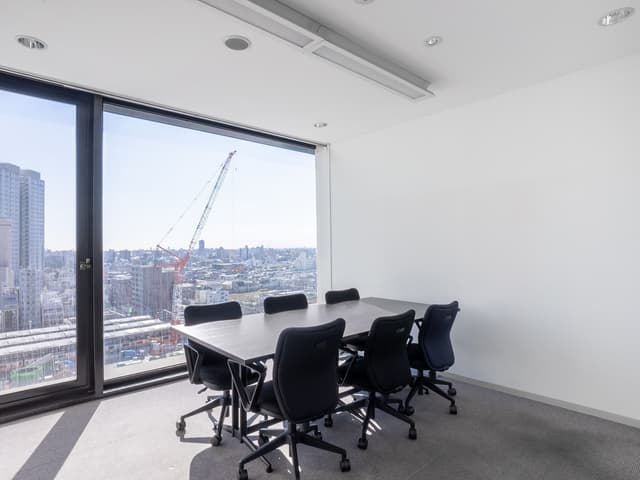 共用部_会議室。完全個室となっており、周囲の目を気にせずに商談・打ち合わせに臨めます。