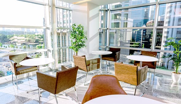 ラウンジ_セルフサービスのコーヒーメーカーも用意されています