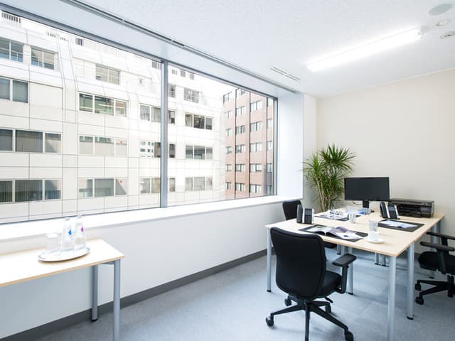 個室_オフィス家具が備え付けです。©Regus