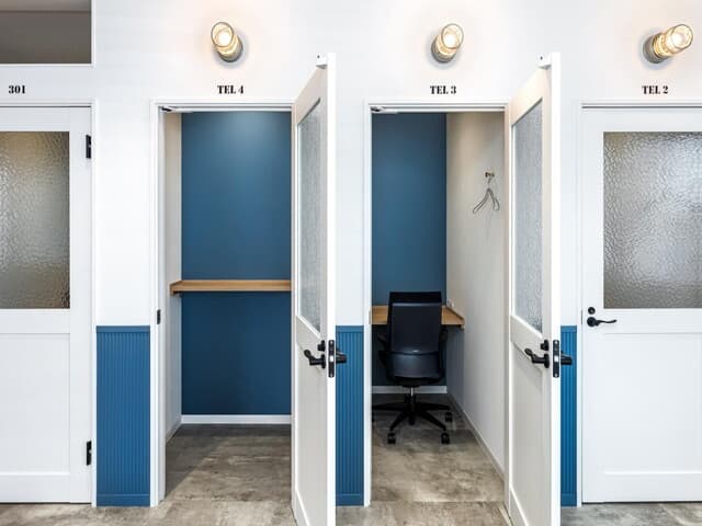 設備_電話ブース。4部屋あるうち2部屋は15分間無料での利用が可能です。