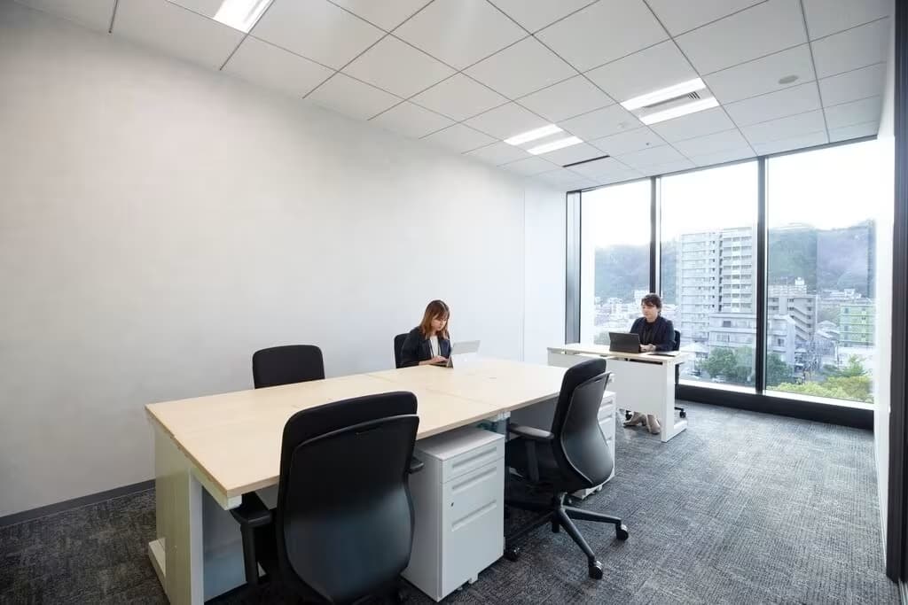 専有部_5-6名用個室_家具付きのお部屋です__画像はイメージです__Regus.