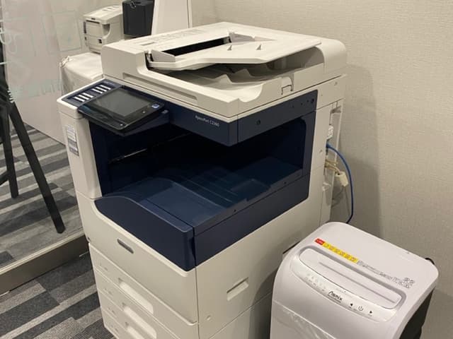 設備_複合機。スキャンは無料、その他コピーなどの機能は有料でご利用いただけます。
