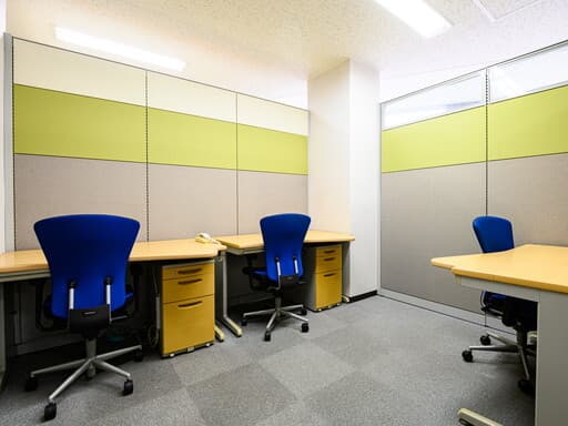 個室_家具にはキャビネットも付いており、利便性に優れています。