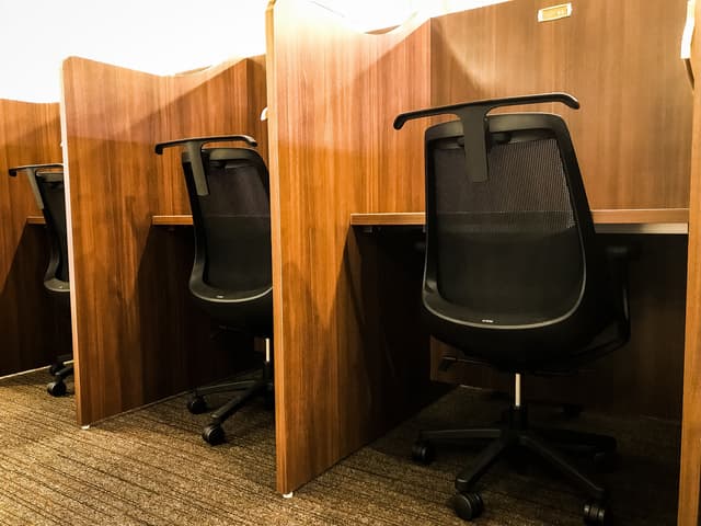 デスク席_1人ずつのスペースがしっかりと確保できます