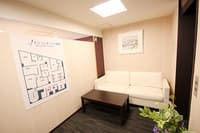 ソファー_エレベーター横のソファー席、来客をお待たせする際にご利用ください