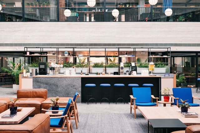 共有部_ラウンジ。作業はもちろん休憩スペースとしても過ごすことができます。©WeWork※画像はイメージです。