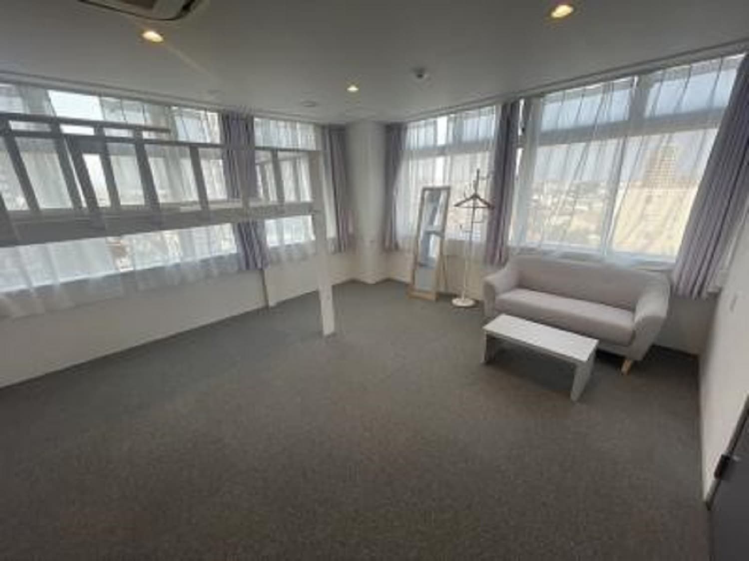 個室_3名用の個室です。大きくゆったりとスペースを確保することができます。©kasegroup