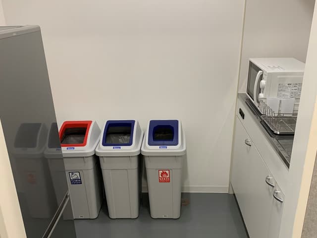 共用部_給湯室です。水道設備はもちろん、電子レンジや冷蔵庫も設置されています。