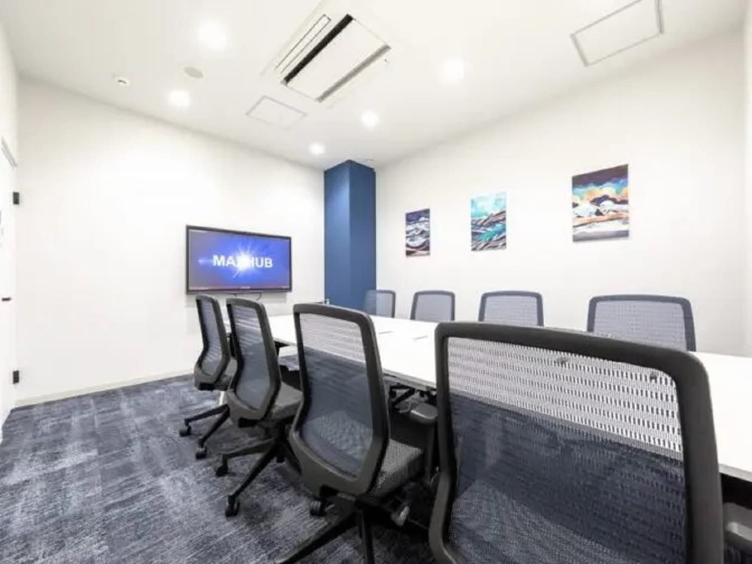 共用部_会議室。有料での利用が可能です。©BIZcomfort