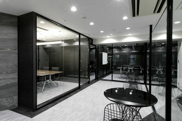 共有部_ミーティングエリア。社内打合せや来客時にご使用ください。