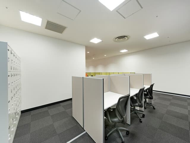 共用部_フリーデスク。大宮のフリーデスクは全て会話可能なデスクとなっています。