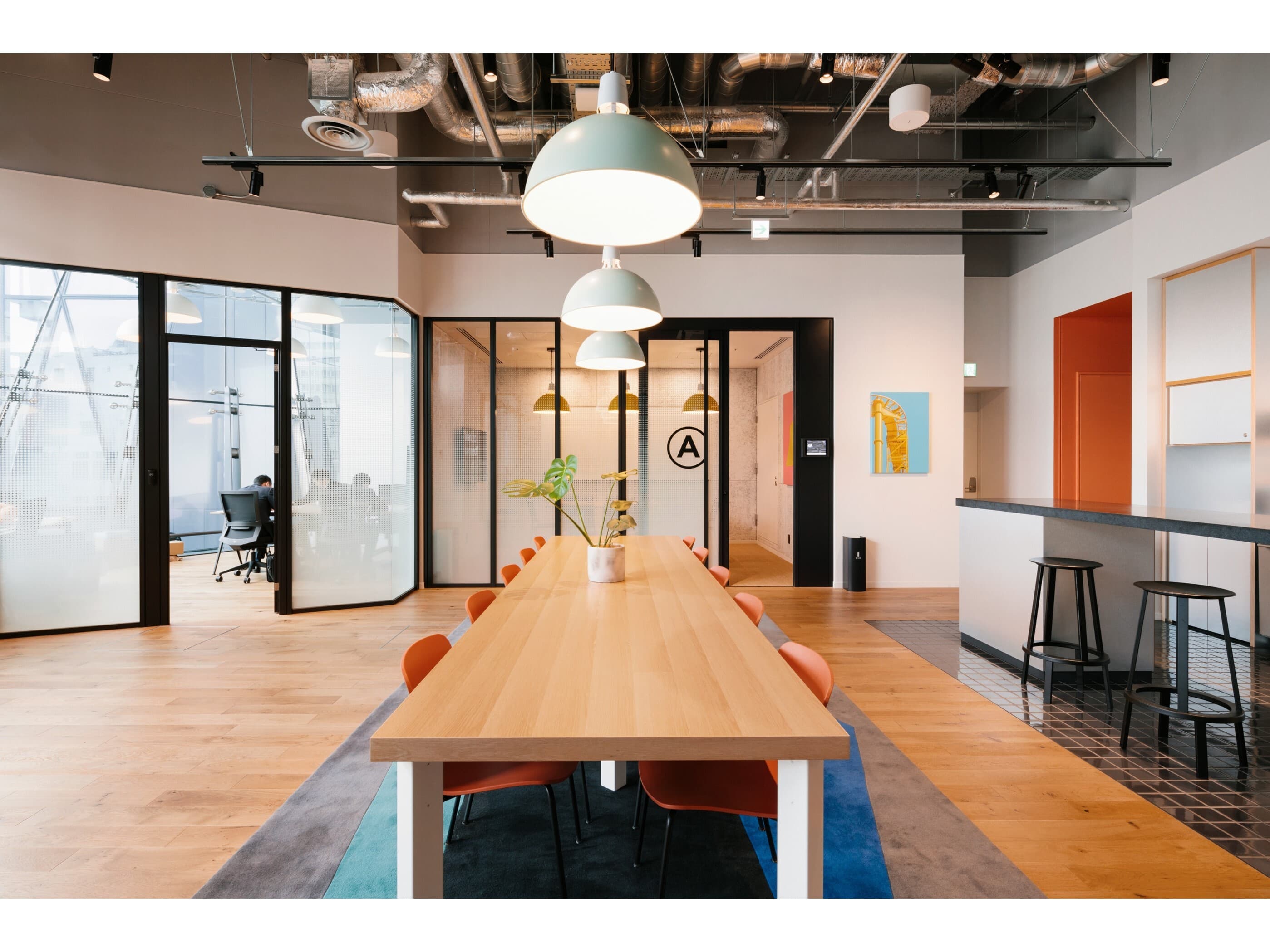 WeWork(ウィーワーク)アイスバーグは、窓の多い複雑な形状のビルです。どの個室を利用しても閉塞感を感じることがありません。