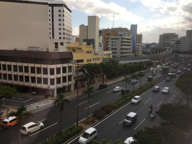 国道58号線沿いで空港からもすぐ