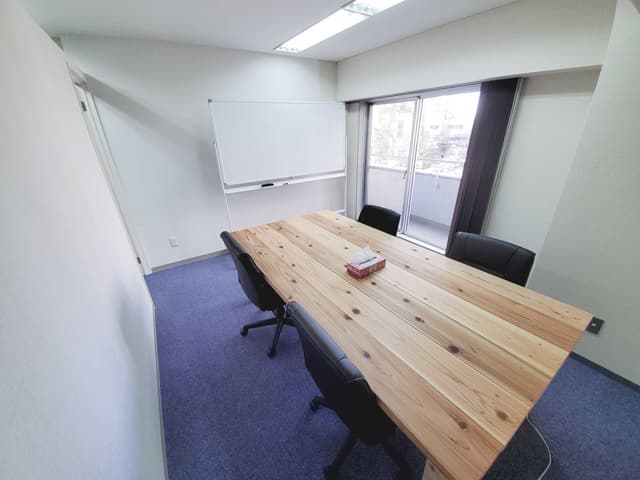 会議室_テラスもついており実際より開放感を感じられます。