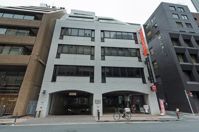 建物外観。銀座アントレサロン3号館は、銀座THビル9階にあります。