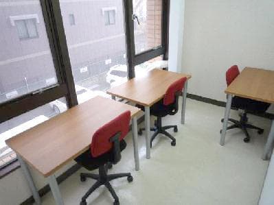 個室_3名様までご利用いただける205号室です。備え付きの家具があるため、初期費用を抑えることができます。