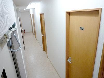 内観_廊下の写真です。各個室に鍵がついており安心です。