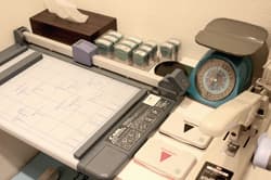 設備_オフィスには事務作業で必要な備品を設備した事務用備品コーナーがございます