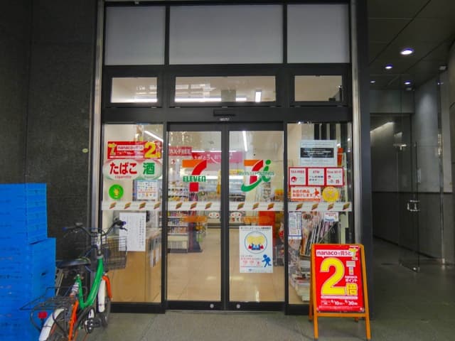 近隣のコンビニ_セブンイレブン北青山青山通り店(徒歩1分)