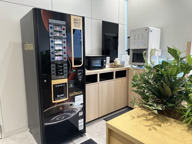 設備_フリードリンクやシンク、電子レンジが設置されています。