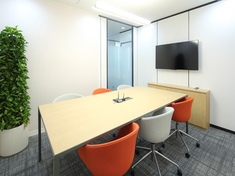 会議室_テレビが備え付けられているのでテレビ会議なども可能です©Regus