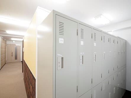 設備_ロッカー。指定席利用の方はロッカーやキャビネットをご利用いただけます。