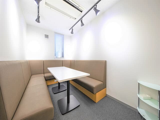 共有部_会議室。会議室は施設内に3部屋あり、無料で利用可能です。