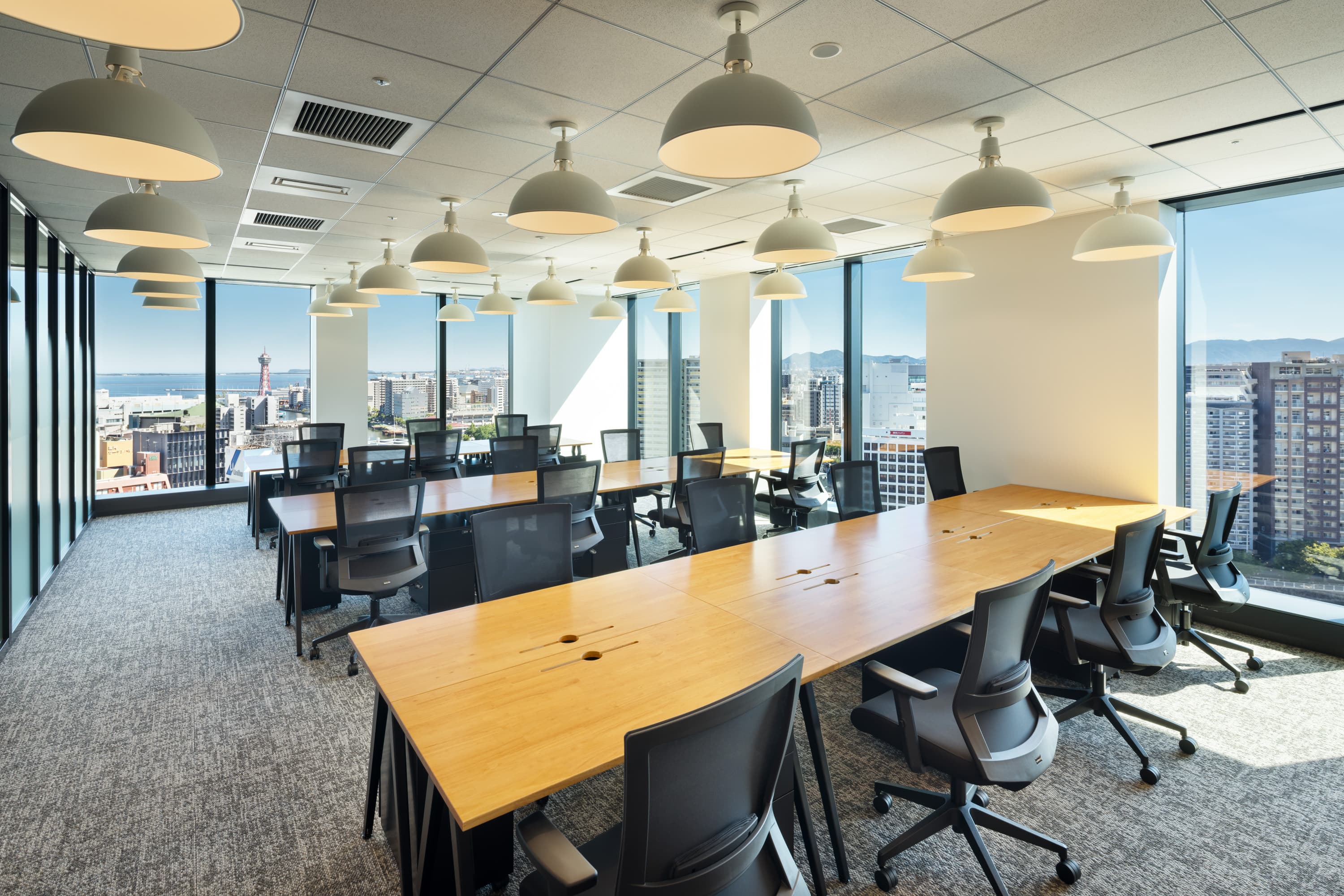 専有部_個室。個室内はデスク・椅子・袖机が標準で装備されています。© WeWork