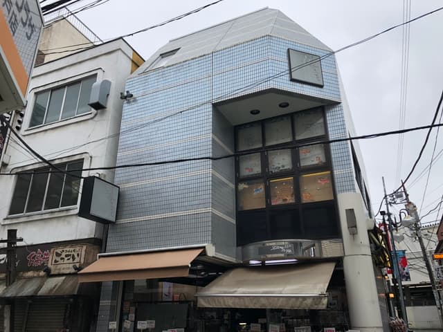 外観_賑わいある下高井戸商店街の中心地にあります。