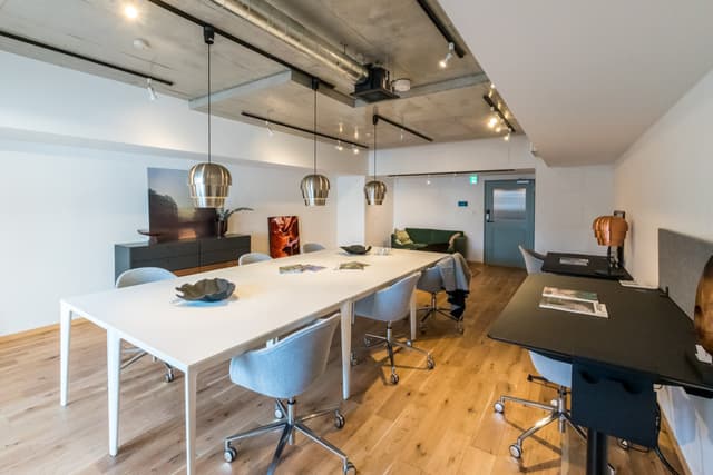 個室_OFFICE。共用インターネット引込済。オフィス環境として直ぐのご入居も可能です。