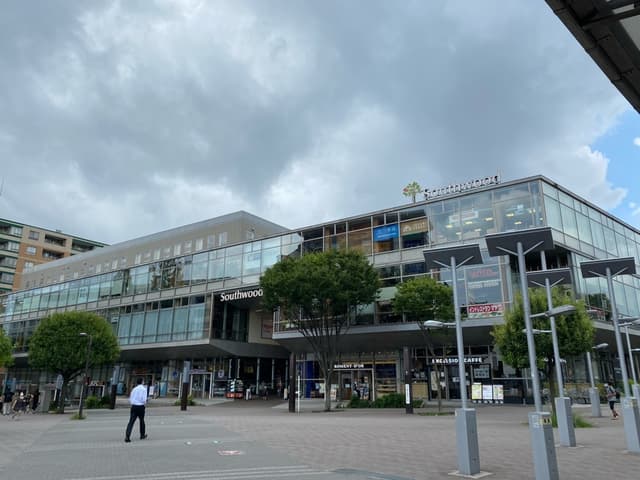 近隣のショッピングセンター_Southwood(サウスウッド) (徒歩5分)