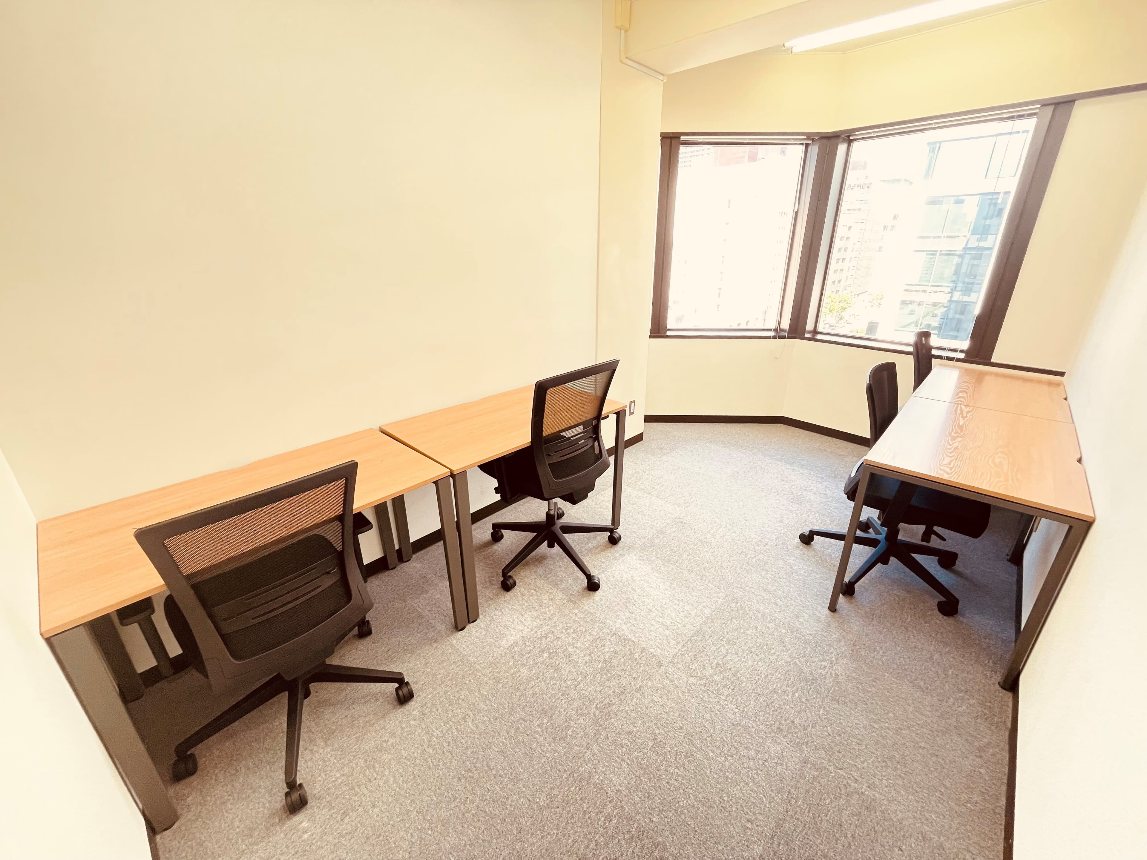 個室_大通りに面しているため、外からの光も入ってきやすく明るい雰囲気のお部屋です。