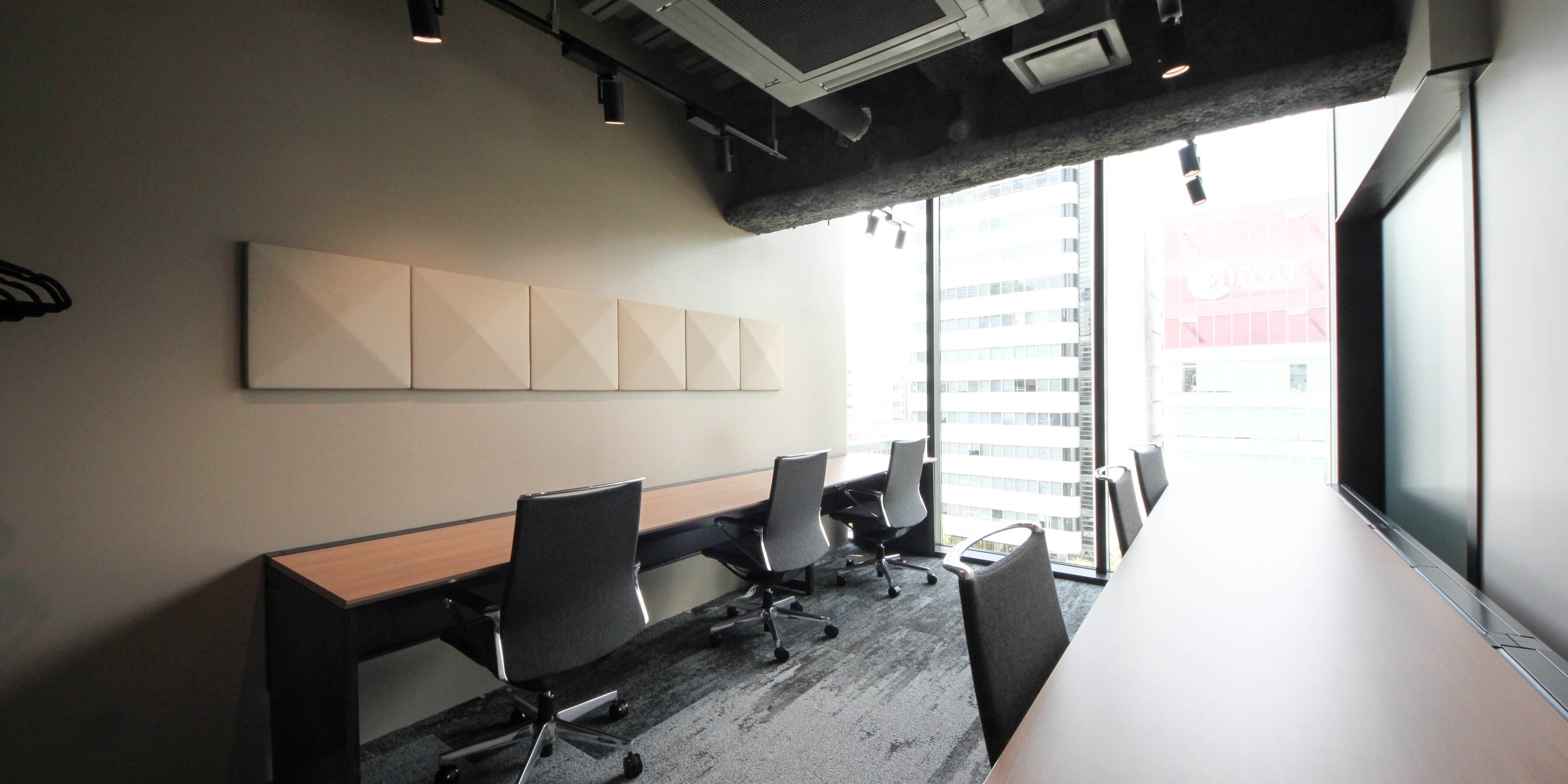 専有部_個室。人数分のデスクと椅子が備え付けられています。