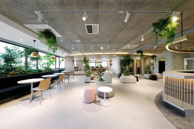 共用部_ラウンジ。ラウンジは平日9時~22時まで自由にご利用可能です。