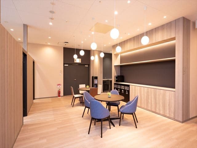 共用部_ラウンジ。休憩時やちょっとした打ち合わせに最適なラウンジです。コミュニティ構築の場としてもご活用いただけます。
