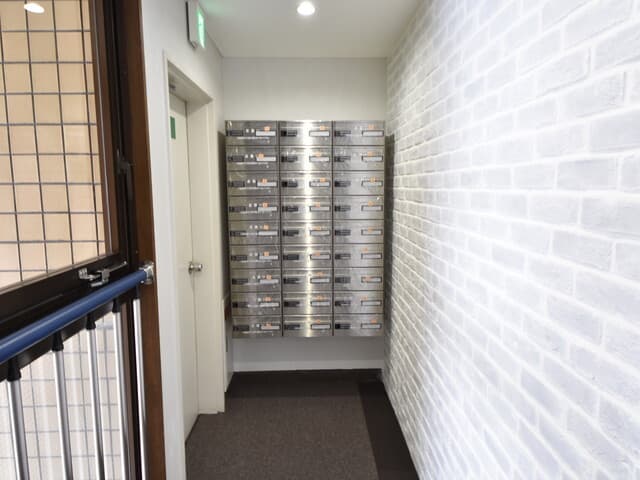 設備_郵便ポスト。ポストと宅配ボックスを使うことで郵便受け取りで苦労することはありません。