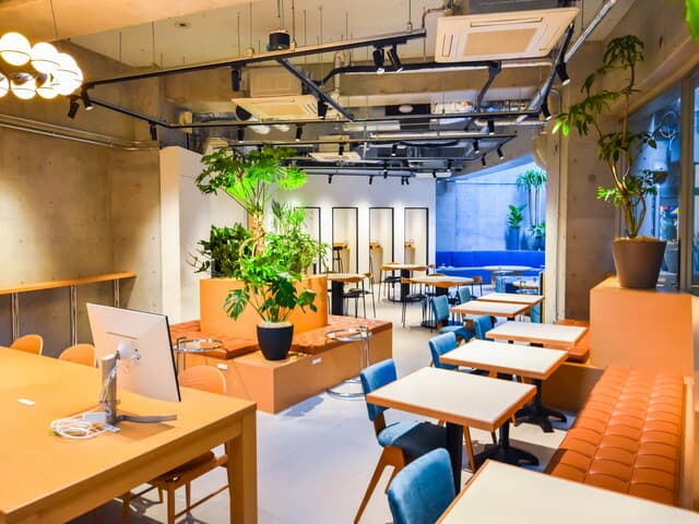 RESIDENTIAL LOUNGE_テーブル席、ソファ席、フォンブースなどが無料で利用できます。(SOHOまたはRESIDENCE利用者のみ)