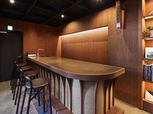 共用部_バーラウンジ。カジュアルなコミュニケーションが可能なバー型の共用スペースです。