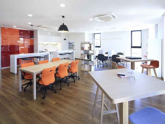 共用部_ビジネスラウンジ。作業や休憩などにご自由にご利用いただけます。