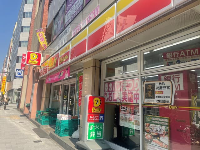 近隣のコンビニ_デイリーヤマザキ 馬喰横山駅前店 (徒歩1分)