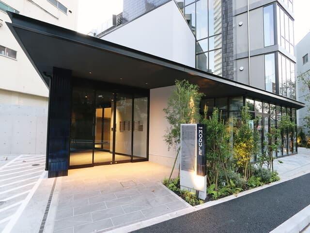 外観_国立新美術館が近くにある視認性の高いビルです。
