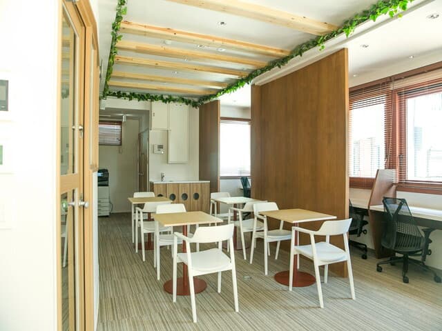 共用部_オープンラウンジ。開放的な空間にあるラウンジで、入居者様同士の交流も期待できます。