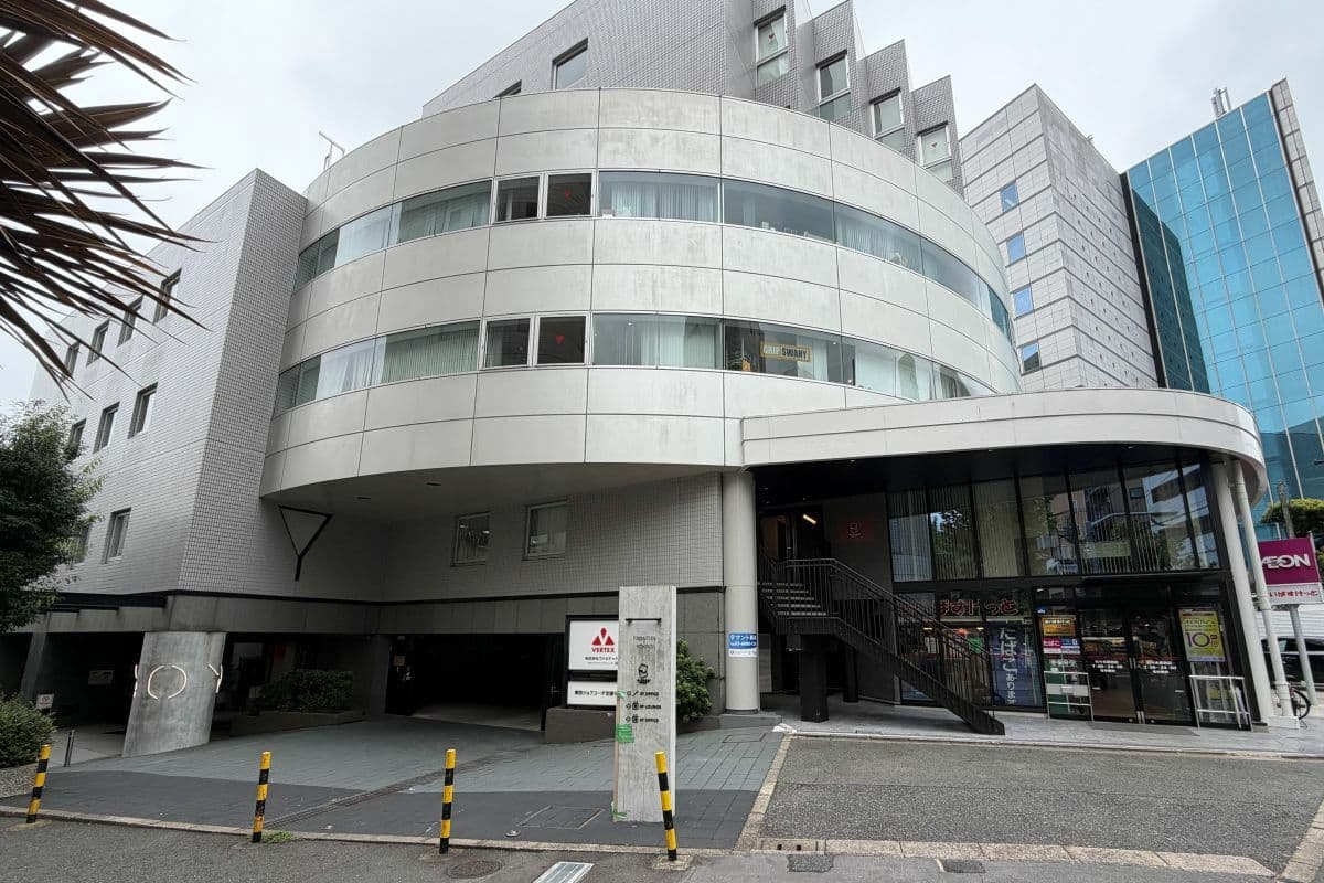 外観_代々木駅から徒歩4分に位置しています。