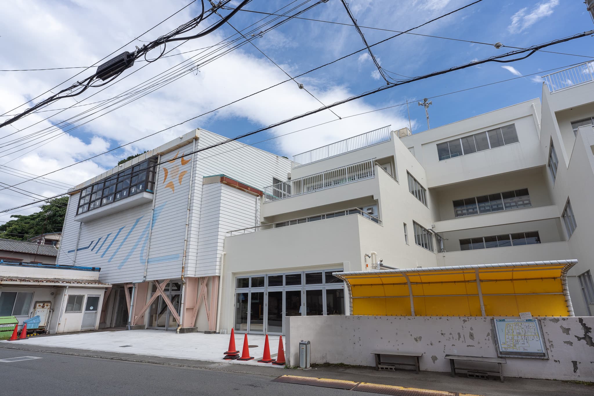 外観_廃校になった小学校を再利用したコワーキングスペースです。