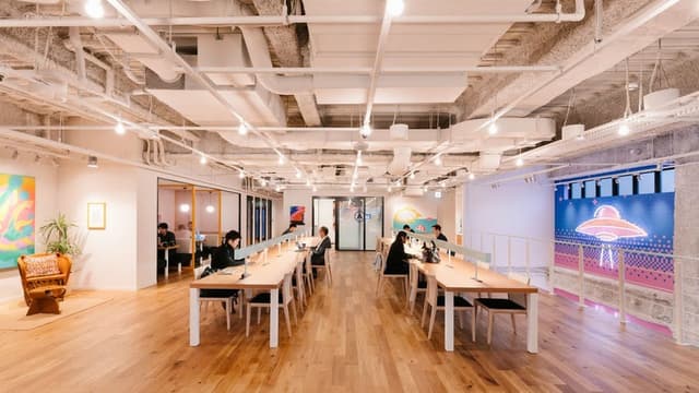 ホットデスクエリア_開放的なデスクスペースは業務が捗ること間違いなし©WeWork