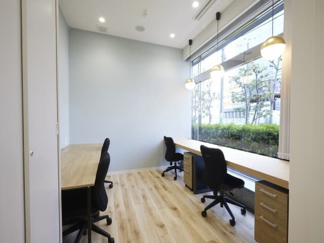 個室_4名用オフィス。自然光を取り入れる開放的な雰囲気のオフィスです。