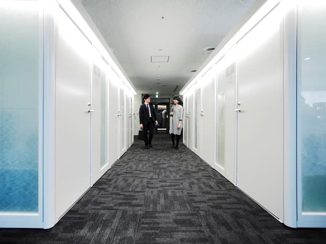 共用部_廊下。照明デザインで京行燈を表現しています。京都の町家の路地を歩いているような雰囲気づくりを行っています。